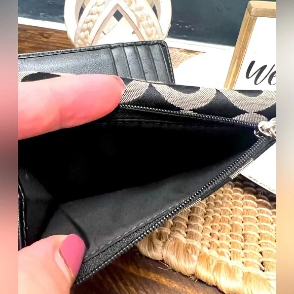 Coach wallet snap closure with zip compartment - Picture 9 of 12
